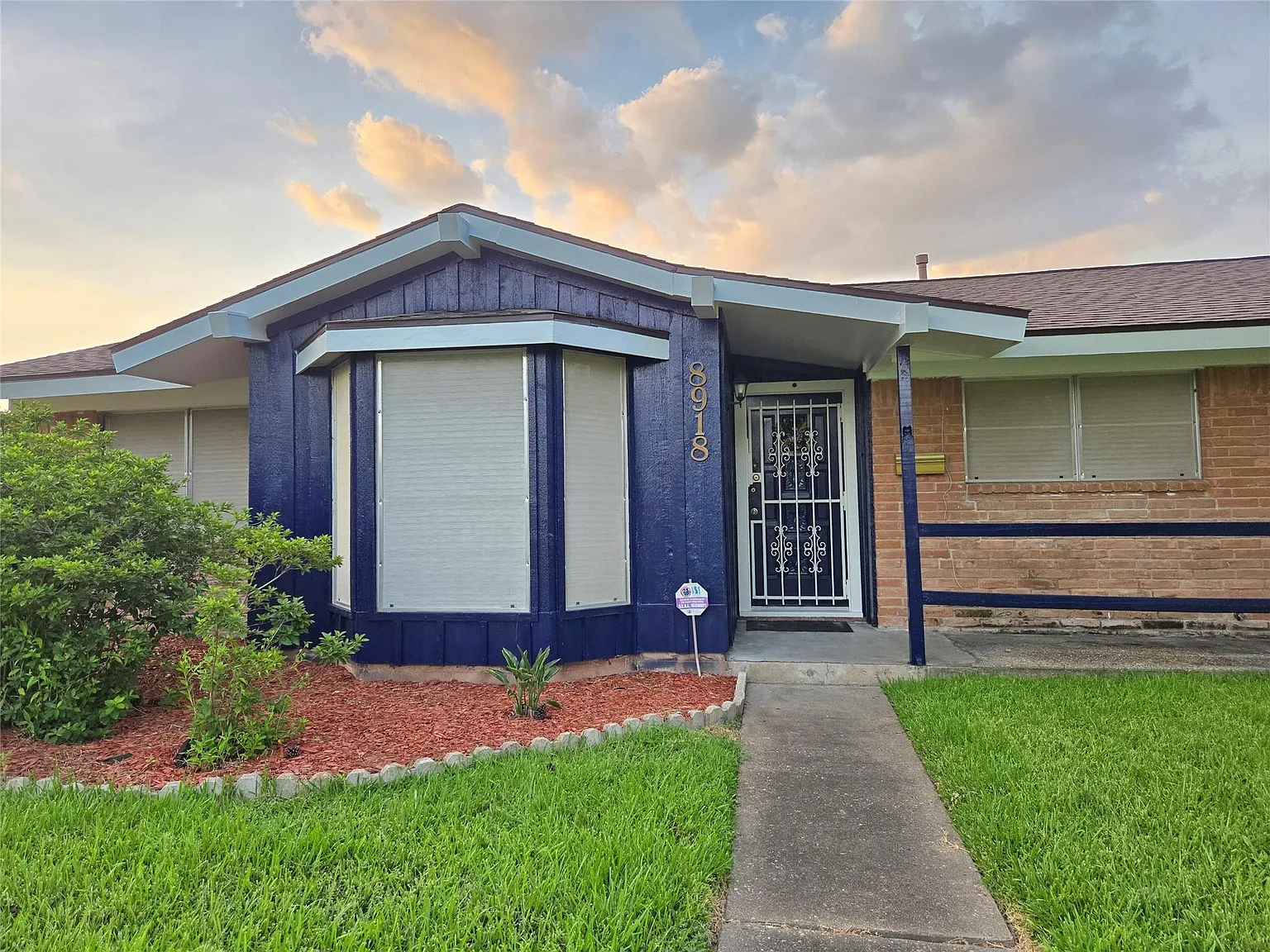 3 bed, 2.0 bath, 1786 sqft, $2,000 — Photo 2