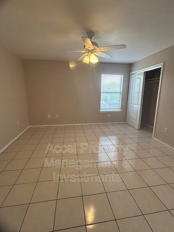 1 bed, 1.5 bath, 1003 sqft, $700 — Photo 2