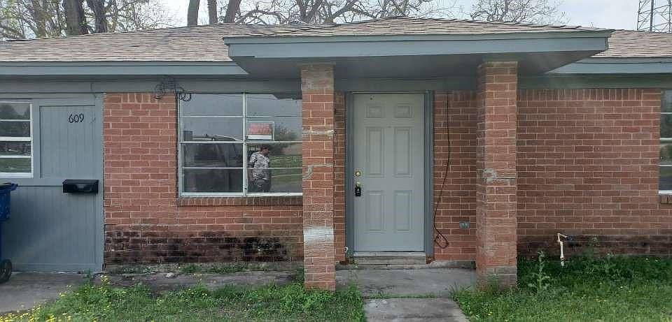 1st image of 609 W 6th St