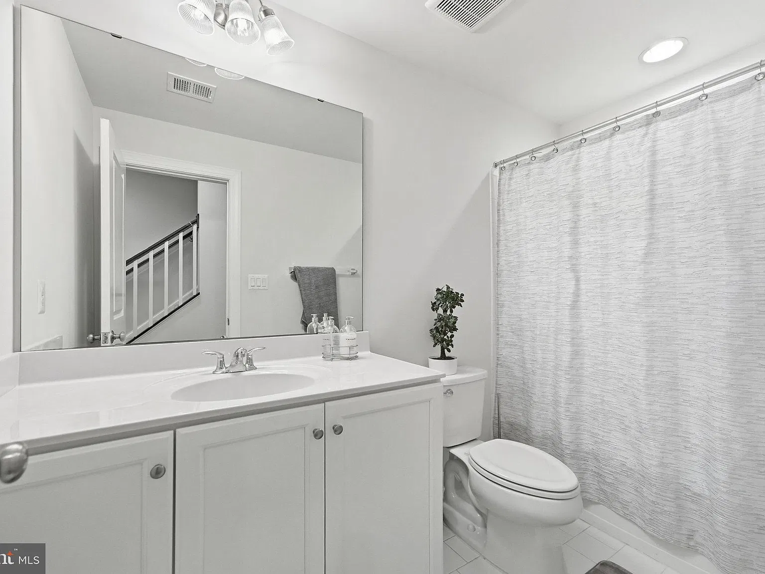 4 bed, 3.5 bath, 2552 sqft, $3,500 — Photo 3
