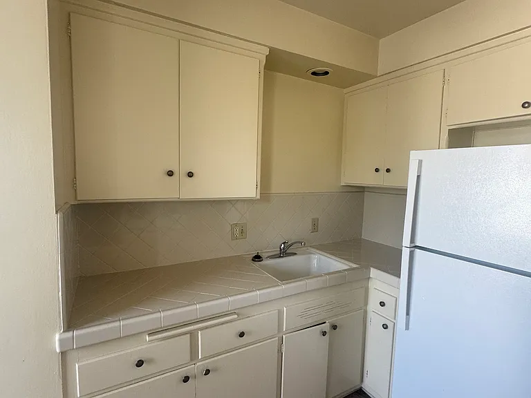 450 Midvale Ave — Photo 8