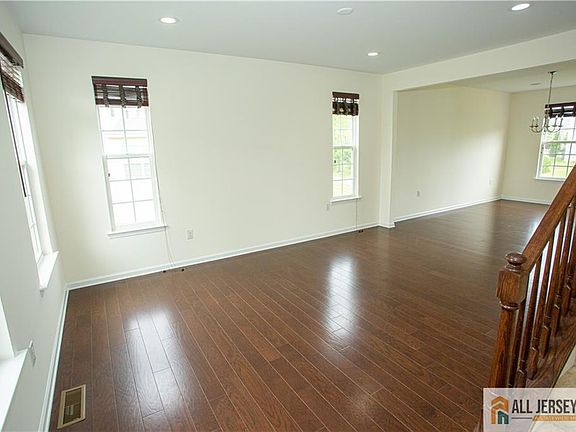 4th image of 8 Wellesley Ave