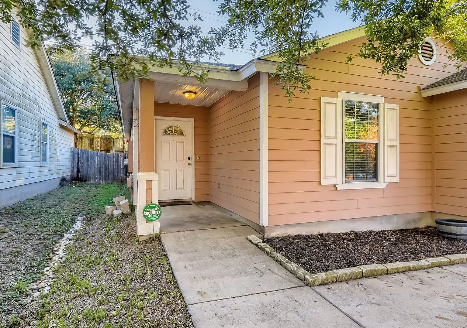 Fully Furnished 3 Bedroom near Greenbelt in Southeast Austin- Easy Access to 35! — Photo 3