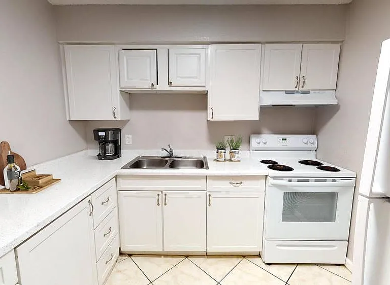 Stella West Apartments — Photo 25