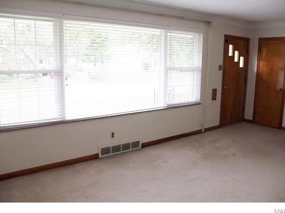 2nd image of 715 Lindsay Ln