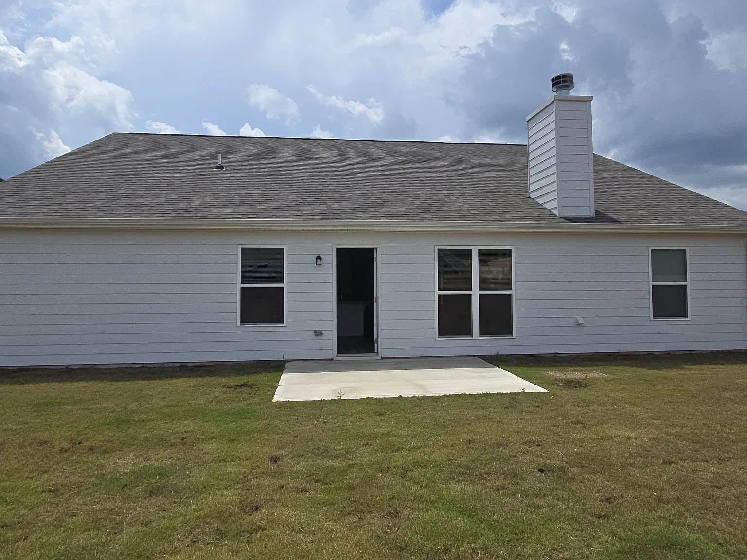 4 bed, 2.5 bath, 2200 sqft, $2,400 — Photo 3