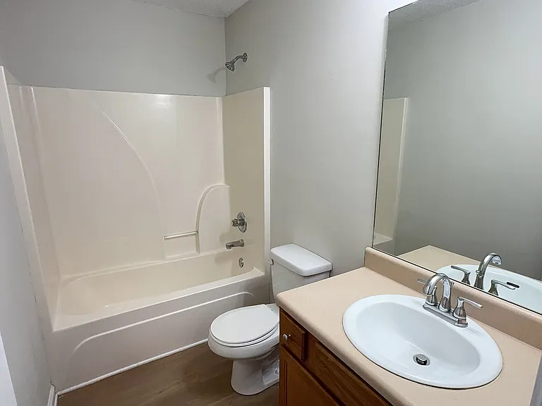 136 Bridgewater Cir — Photo 9