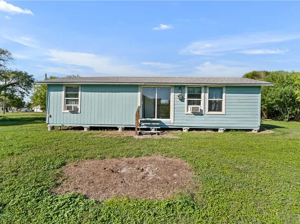 424 1st St, Bayside, TX 78340