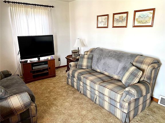 4th image of 822 Edwards St