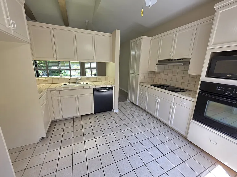 2406 Central Park Dr — Photo 8