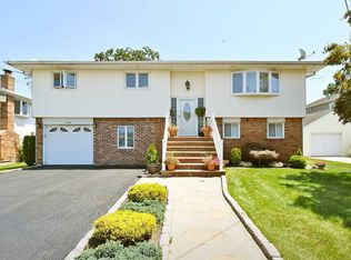 178 9th St, Bethpage, NY 11714