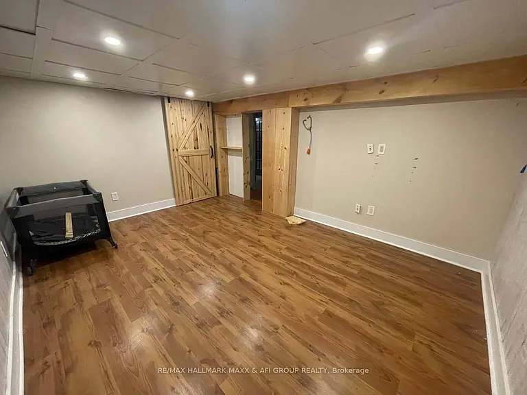 54 Highland Park Blvd E — Photo 16