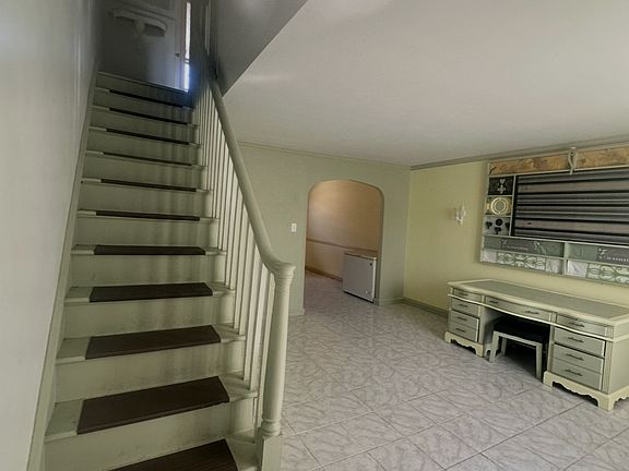 2nd image of 5319 Claridge St