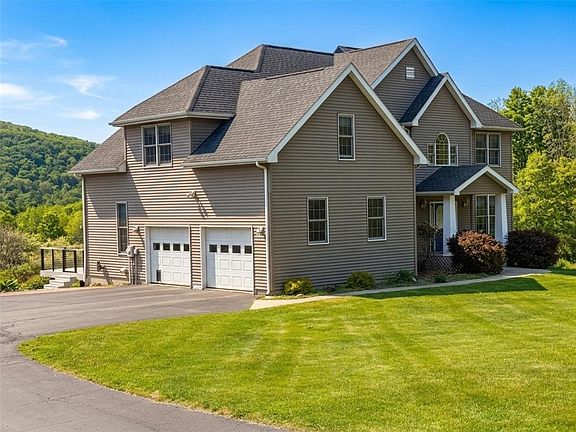2nd image of 8 Brook Tree Ln