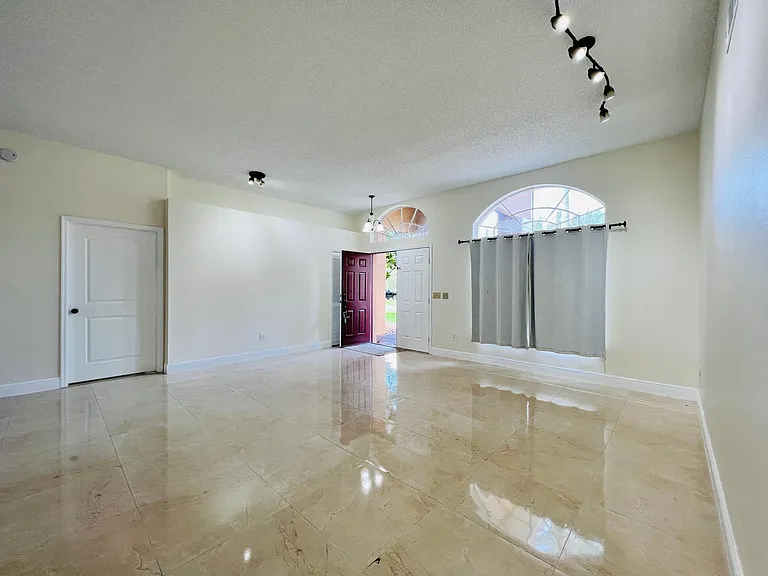 3909 Yellow Finch Ln — Photo 5