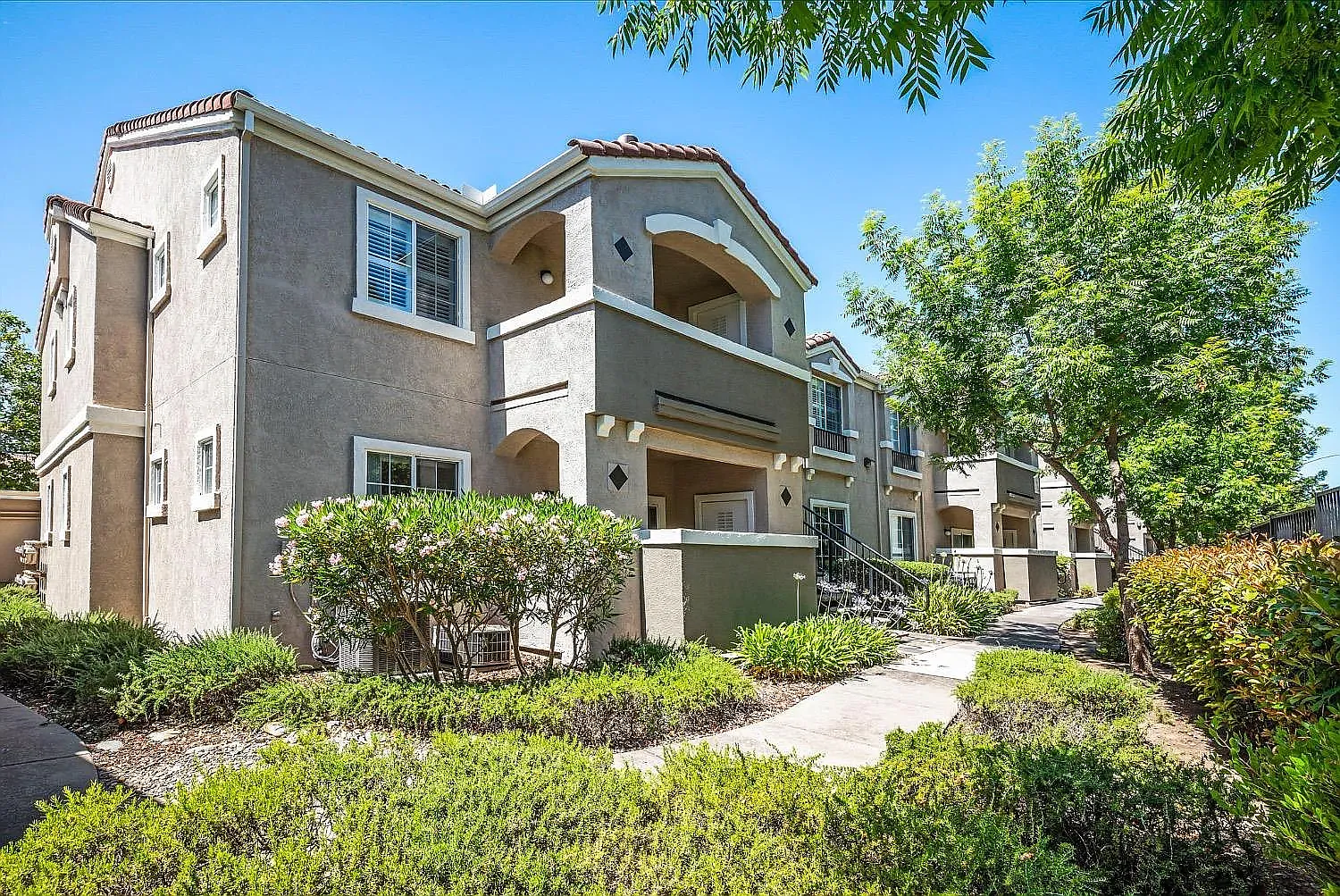 2 bed, 1077 sqft, $1,995 — Photo 1