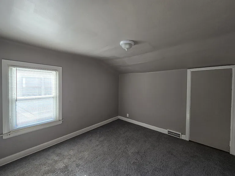 9657 E Outer Dr #1 — Photo 25