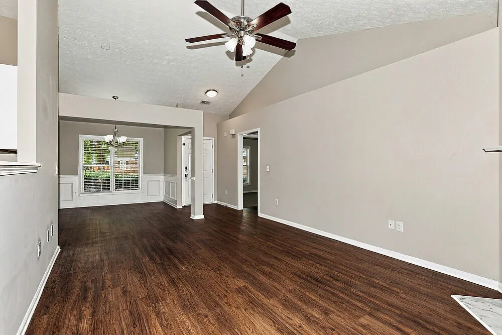 3 bed, 3.0 bath, 1844 sqft, $2,015 — Photo 4