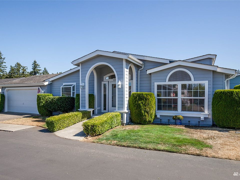 Beautifully-maintained home in Lake Wilderness Villa, a gated 55+ community>