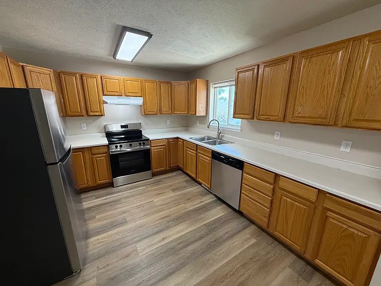 925 S Newcomb Ave #18 — Photo 3