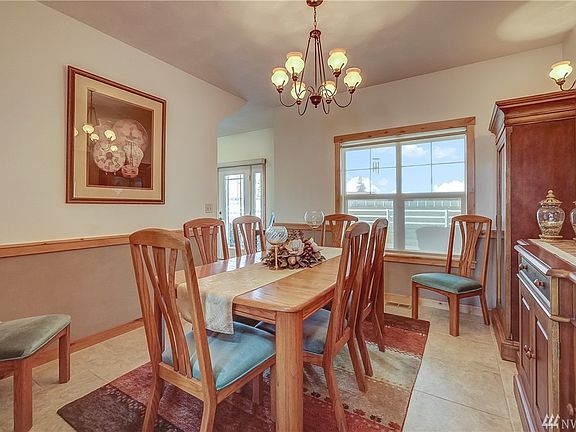 An elegant dining room to enjoy your formal meals. 