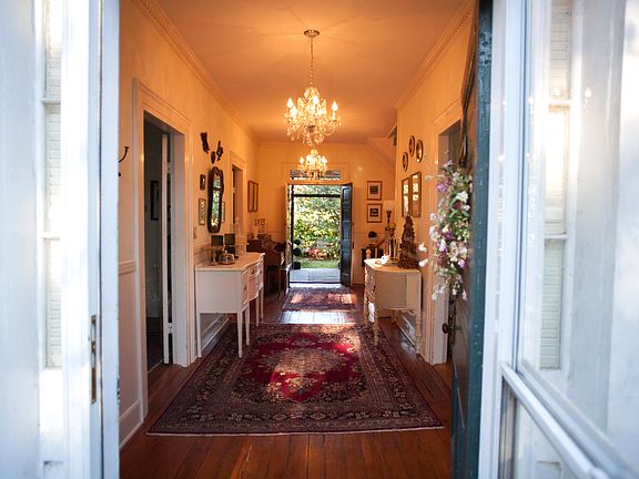3rd image of 211 Caroline St