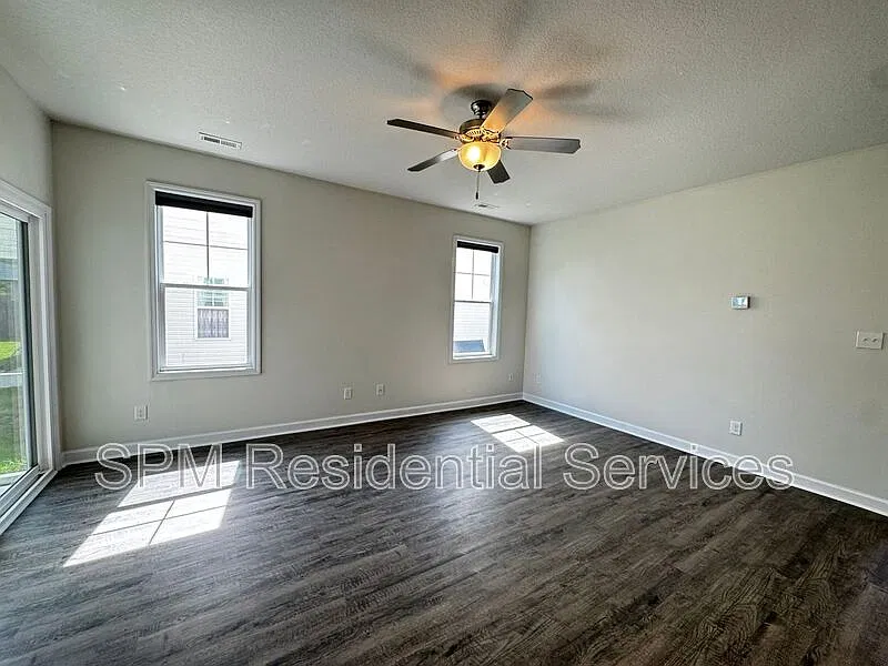 3 bed, 2.5 bath, 1582 sqft, $1,700 — Photo 3