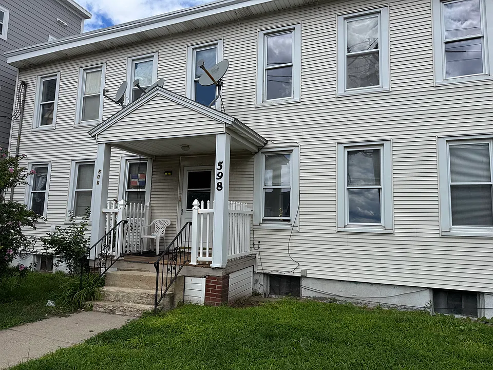598-600 Roosevelt Ave #2R