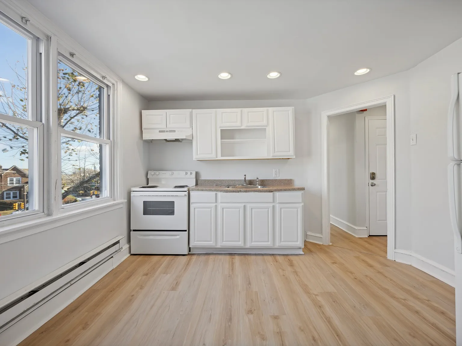 Beautiful Apartment Available Now! — Photo 3