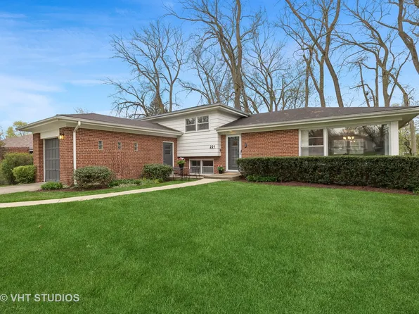 221 W Sheridan Pl, Lake Bluff, IL 60044