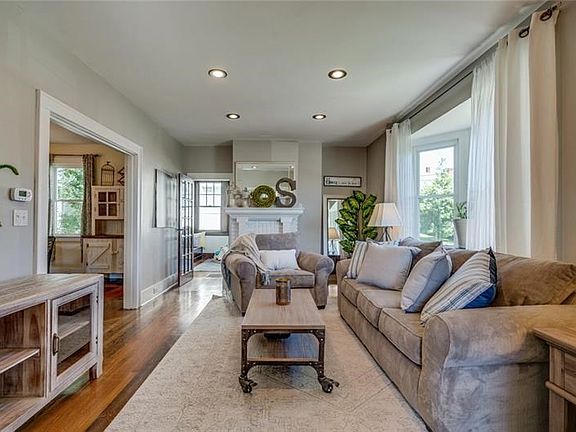 LARGE BRIGHT BAY WINDOW IN LIVING LOOKS AMAZING DECORATED FOR HOLIDAYS.