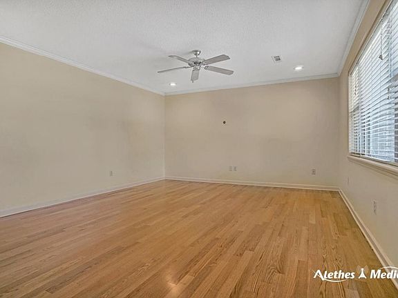 4th image of 163 Dawn Cir