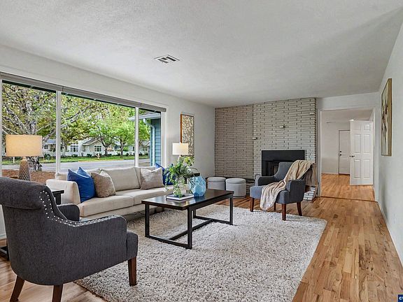 3rd image of 2140 SW 49th St