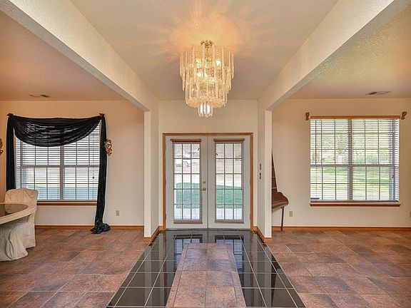 3rd image of 302 Victorian Dr