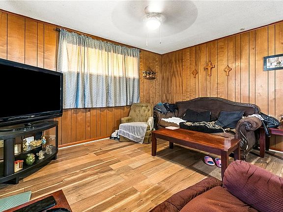 4th image of 809 West Dr