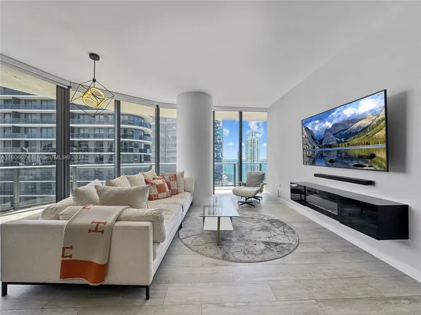 45 SW 9th St APT 4201, Miami, FL 33130