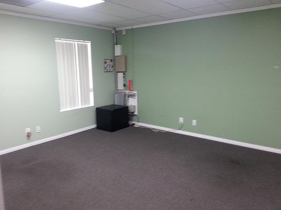 4th image of 900 W 17th St Ste B