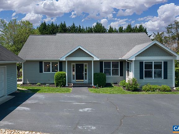 3rd image of 49 Woodridge Ln