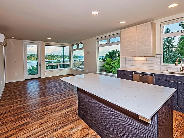 9040 NE Juanita Dr #303 — Photo 2