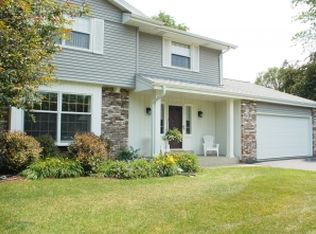 W277N858 Woodside Dr, Waukesha, WI 53188