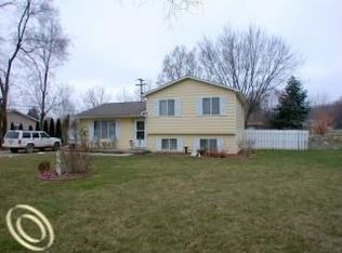 9511 Waite Dr, Fenton, MI 48430