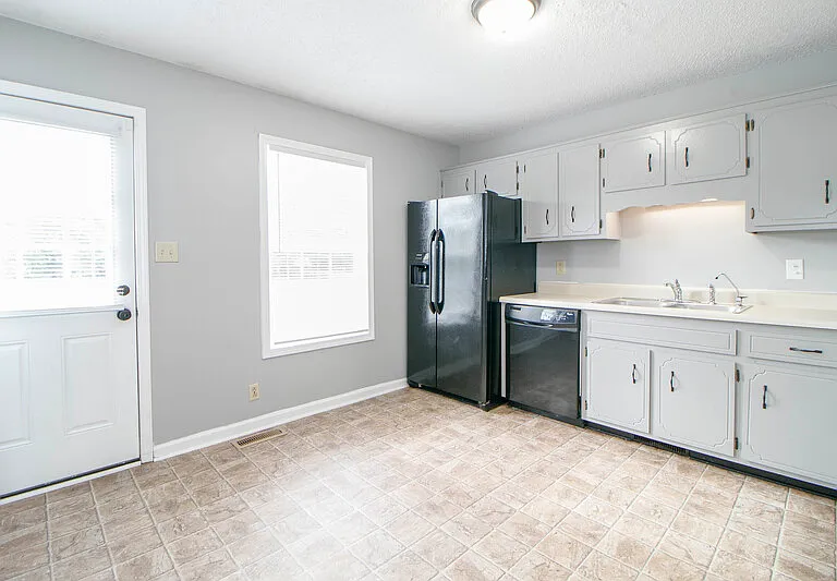 1212 Kendall Dr — Photo 6