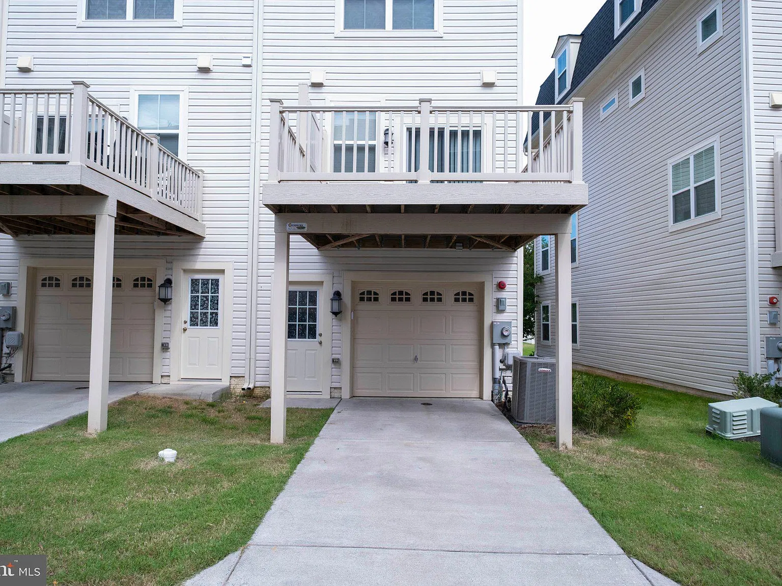 3 bed, 4.0 bath, 2150 sqft, $2,600 — Photo 4