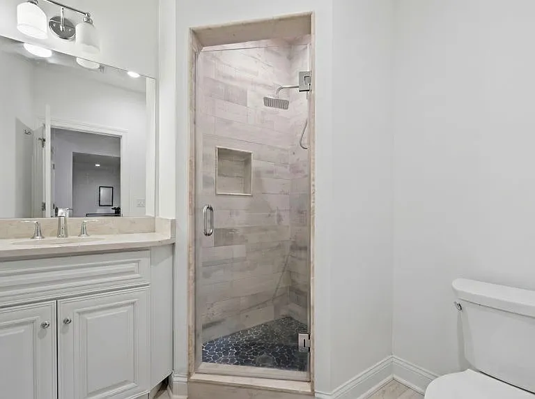 LOWER LEVEL FULL BATHROOM