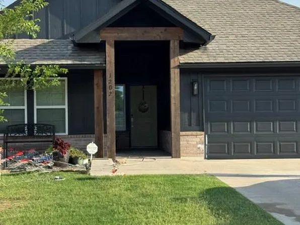 1202 Magnolia Dr, Noble, OK 73068