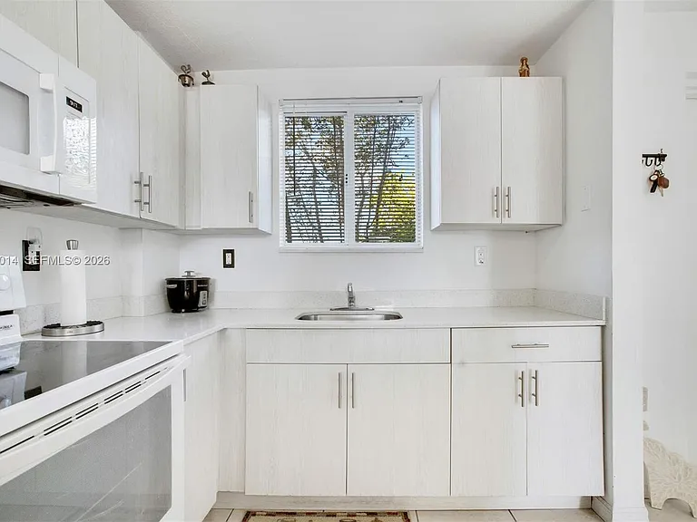 1349 SW 3rd St #7 — Photo 6