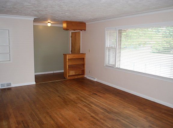2nd image of 809 N Skyline Dr