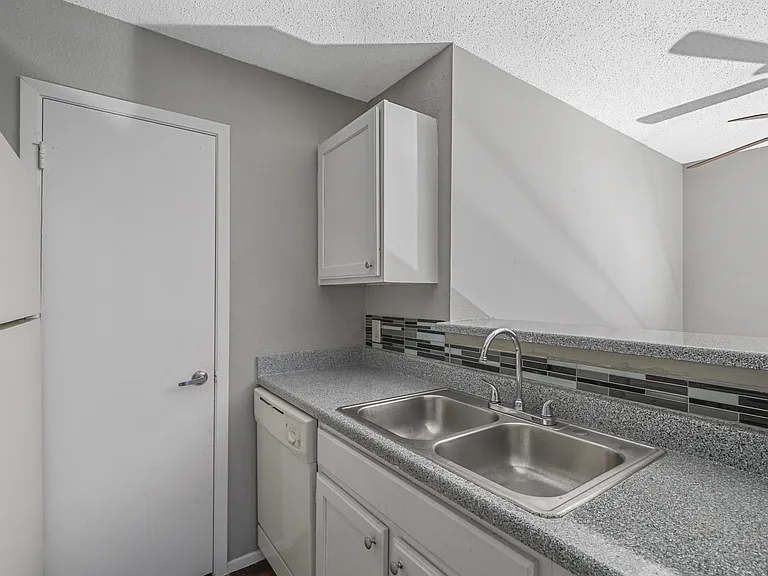 Cedar Point Apartments — Photo 16