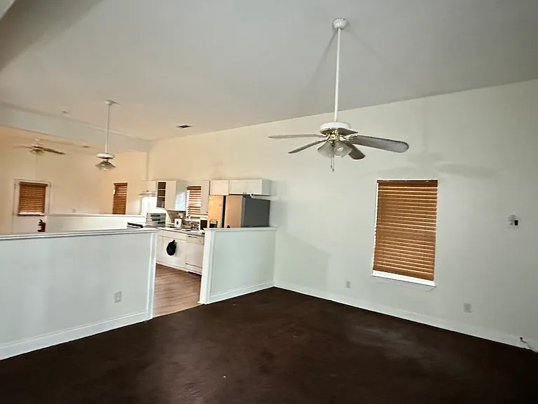 220 Wellington St SW — Photo 5