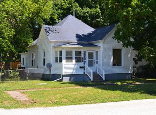 901 E Clay St, Clinton, IL 61727